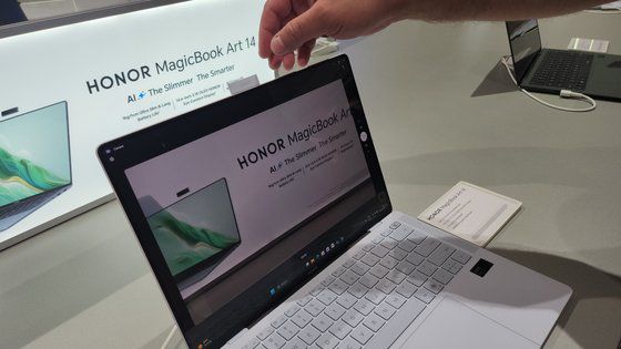 아너가 이번에 공개한 매직북 아트 14. 측면에서 카메라를 꺼내 상단에 붙이면 내장 카메라처럼 작동한다. 카메라는 앞으로 뒤로 자유자재로 붙일 수 있다. 베를린=박해리 기자