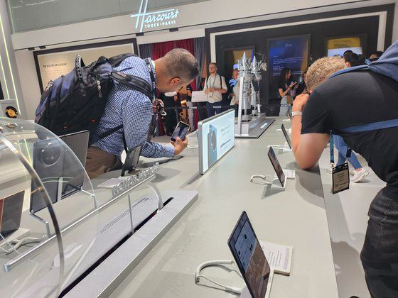 6일 개막한 IFA의 아너 전시장에서 이번에 공개된 매직 V3의 옆 단면을 사진찍는 취재진들. 출시된 폴더블 폰 중 가장 슬림한 두께를 자랑한다. 베를린=박해리 기자