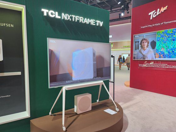 6일 독일 베를린에서 열린 IFA 전시장의 TCL 부스. 삼성 더프레임을 연상하는 TCL의 NXT프레임 TV가 전시돼 있다. 베를린=박해리 기자