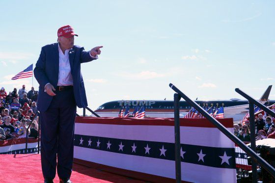 미국 공화당 대선 후보 도널드 트럼프 전 대통령이 7일(현지시간) 위스콘신주 모시니의 공항에서 유세를 마치고 출발하면서 제스처를 취하고 있다. AP=연합뉴스