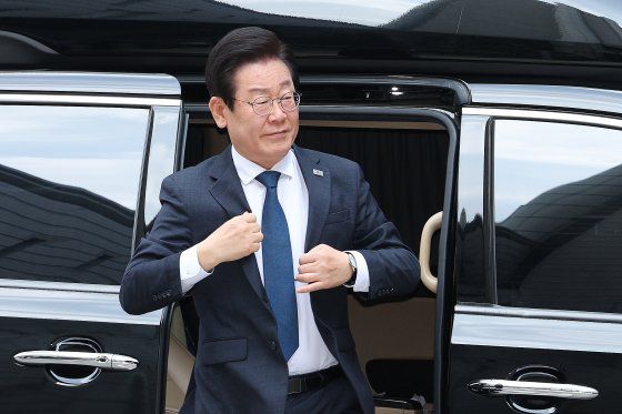 '위증교사' 혐의를 받는 이재명 더불어민주당 대표가 9일 오후 서울 서초구 서울중앙지방법원에서 열린 속행 공판에 출석하고 있다. 이 대표는 경기도지사 시절인 2018년 허위사실공표 혐의로 기소돼 재판을 받던 중 증인으로 출석한 김병량 전 성남시장 수행비서였던 김진성 씨에게 자신에게 유리하게 위증해 달라고 한 혐의를 받는다. 뉴스1