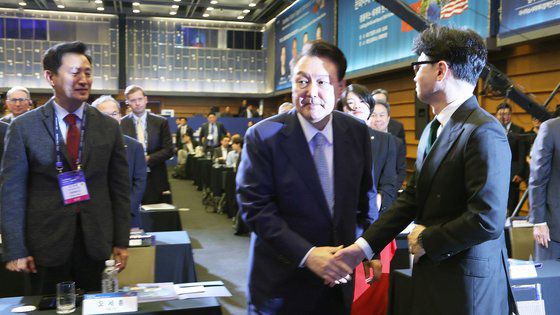 윤석열 대통령이 8월 27일 서울 중구 대한상공회의소에서 문화일보 주최로 열린 문화미래리포트2024에서 국민의힘 한동훈 대표와 인사 뒤 행사장을 떠나고 있다. 연합뉴스