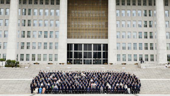 2일 서울 여의도 국회 본회의장에서 열린 제22대 국회 개원식을 마친 의원들이 단체 사진을 찍고 있다. 국회사진기자단