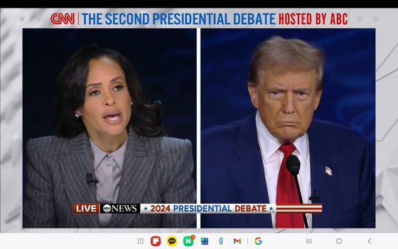 10일(현지시간) 진행된 미국 대선 TV토론에서 린지 데이비스 앵커가 트럼프 후보에게 질문을 던지고 있다. 방송 화면 캡처