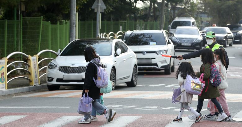 어린이보호구역 내 불법 주정차에 대한 단속 강화를 요구하는 목소리가 높다. 뉴스1