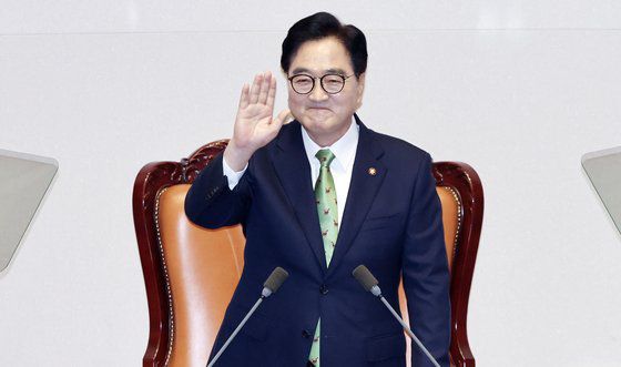 제22대 국회 개원식이 2일 오후 국회 본회의장에서열렸다. 우원식 국회의장이 방청석을 향해 손을 흔들고 있다. 김성룡 기자. 2024.09.02.