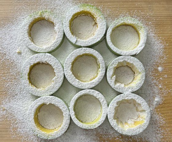 새우살을 채우기 전에 속을 파낸 애호박에 부침가루를 골고루 뿌려줘야 한다. 사진 이정웅