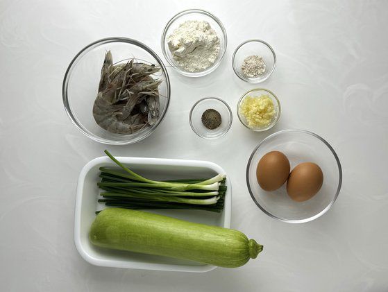 애호박 새우전의 재료. 사진 이정웅