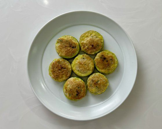 새우를 다져넣은 애호박 새우전. 반찬으로, 안주로도 잘 어울린다. 사진 이정웅