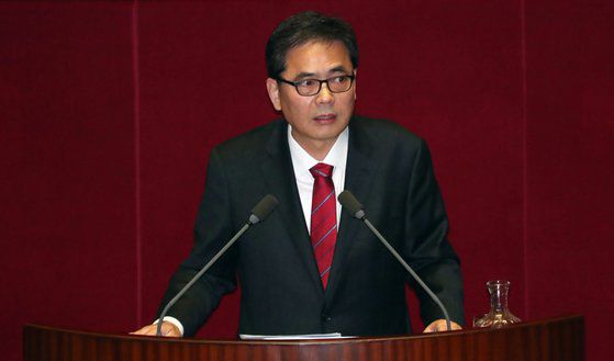 2019년 3월 국회 본회의장에서 열린 대정부질문에서 당시 문재인 대통령의 사위 서모씨의 타이이스타젯 특혜채용 의혹을 제기하는 곽상도 전 의원. 뉴스1