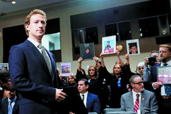 마크 저커버그 메타 CEO는 지난 1월 미국 상원의원 청문회에서 SNS 유해 콘텐트로 범죄 피해를 입은 10대의 가족들에 사과했다. AP=연합뉴스