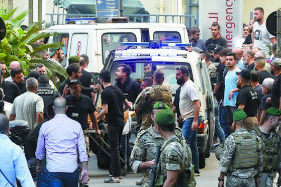 17일 삐삐 폭발이후 부상을 입은 사람들이 병원으로 실려오고 있다. EPA=연합뉴스.