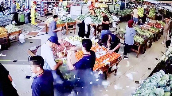 17일 레바논에서 삐삐가 폭발하며 부상을 입은 사람들이 구급차에 실려가고 있다. 이 폭발로 2700여명이 사상했다. EPA=연합뉴스.