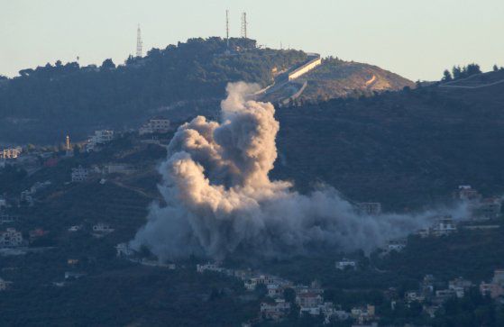 18일 레바논 무장단체 헤즈볼라와 이스라엘군 사이의 국경을 넘는 공격이 이어진 가운데 레바논 남부 마을 크파르 킬라에서 연기가 피어오르고 있다. 로이터=연합뉴스