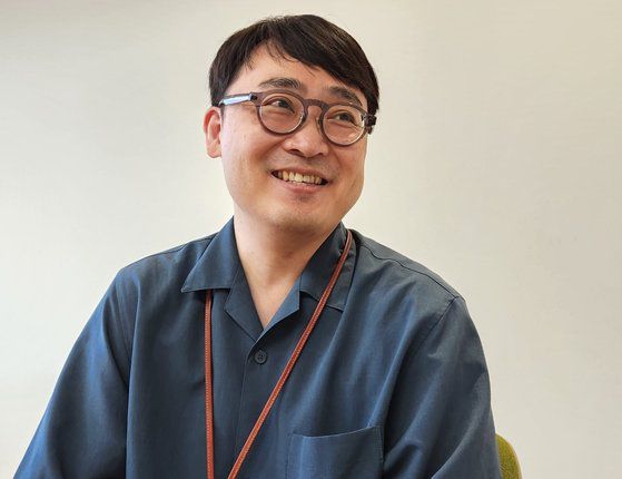 지난 12일 도쿄 NHK 본부에서 오사키 히로카즈 수석 PD가 중앙일보와 인터뷰 하고 있다. 오누키 도모코 특파원