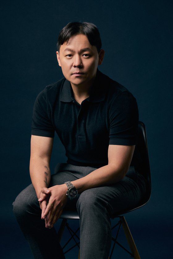 영화 '무도실무관'엔 넷플릭스 단골 배우들도 뭉쳤다. 드라마 '살인자ㅇ난감'으로 눈도장 찍은 배우 김요한(맨왼쪽)이 무도실무관 정도(김우빈, 맨 오른쪽)의 친구이자 드론 조종에 능숙한 '습기' 역을, 'D.P.' 시리즈의 배우 김성균(가운데)이 정도와 2인 1조로 활동하는 보호관찰관 선민 역을 맡았다. 사진 넷플릭스