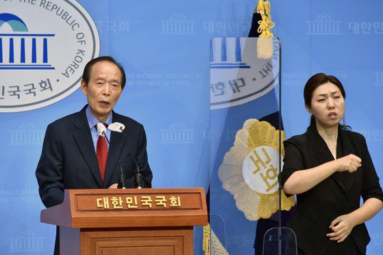 장기표 원장이 2021년 7월 5일 오전 서울 여의도 국회 소통관에서 국민의힘 대선 후보 경선 출마 기자회견을 하는 모습. 중앙포토