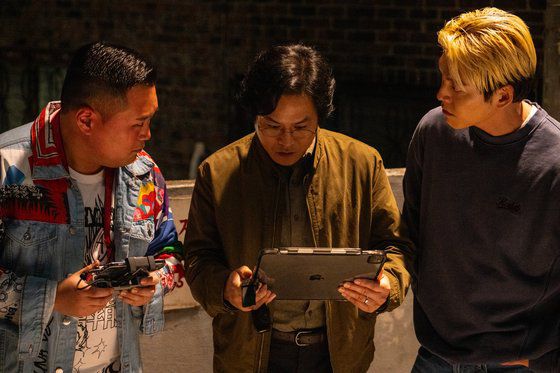 재미를 최우선으로 좇던 정도(왼쪽)는 보호관찰관 선민(오른쪽)의 제안으로 무도실무관 일을 시작한 뒤 아동성범죄자의 범행 현장까지 급습하며 삶의 철학이 뒤집힌다. 캐릭터의 탄생기격인 이번 영화를 잇는 속편 가능성도 거론된다. 사진 넷플릭스