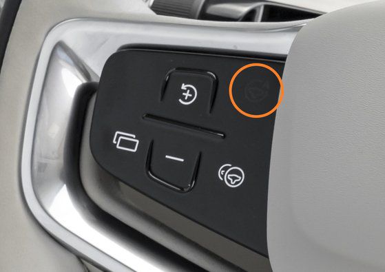 볼보는 이미 EX90의 스티어링휠에 ‘A’라는 자율주행 물리 버튼까지 만들어놨다. 고석현 기자