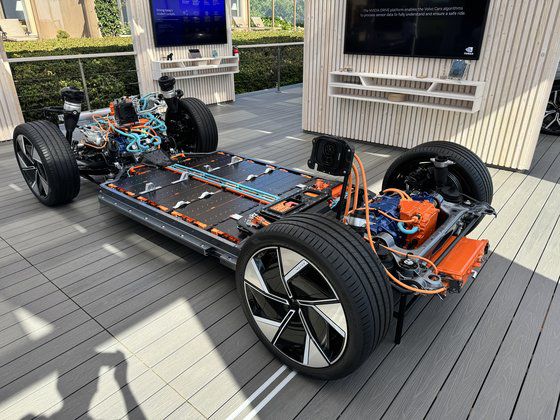 볼보는 EX90의 배터리를 안전케이지에 넣고, 일부 셀에서 폭발이 발생하더라도 연쇄폭발로 이어지지 않도록 배터리 간 연결 자동 차단 기술을 적용했다. 캘리포니아=고석현 기자