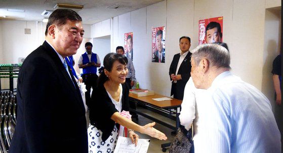 고양이 봉제인형을 안고 있는 이시바 시게루. 이시바 트위터