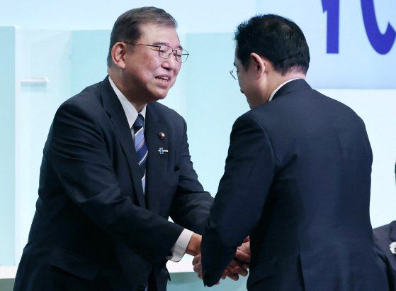 지난 27일 치러진 자민당 총재 선거에서 승리한 이시바 시게루 신임 총재가 기시다 후미오 총리와 악수를 나누고 있다. 지지통신·AFP=연합뉴스