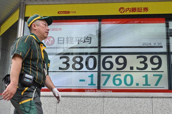 자민당 총재 선거 후 개장한 일본 증시가 전일 대비 4.8% 하락했다. 30일 일본 도쿄의 한 증권사 앞을 행인이 지나가고 있다. AFP=연합뉴스