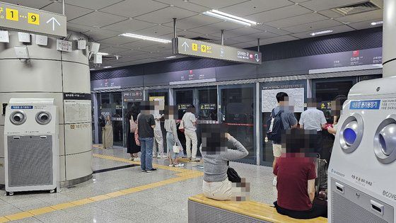 30일 오후 9호선 신논현역 승강장에 대용량 공기청정기가 설치된 모습. 좌측 공기청정기는 가동 중이지 않고, 우측 공기청정기는 가동 중이다. 사진 정은혜 기자