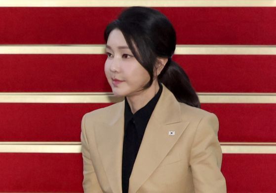 윤석열 대통령의 체코 방문에 동행했던 김건희 여사가 9월 22일 성남 서울공항으로 귀국하고 있다. 대통령실사진기자단