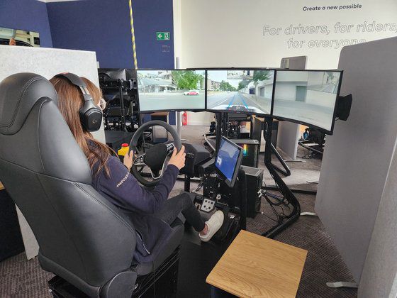 지난 7월 독일 베를린에 위치한 원격주행 스타트업 베이의 원격조정실에서 텔레드라이버가 원격주행을 하고 있다. 사진 김남영 기자