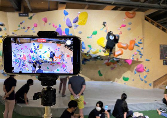 지난 5월 18일 오전 전북 전주시 완산생활체육공원에서 열린 전주한옥마을배 스포츠클라이밍 동호인 대회 스피드 부문에서 출전자들이 스타트하고 있다. 스피드 루트는 15m 높이로 전 세계 어디서나 루트 형태가 똑같다. 기자는 스피드도 해봤다. 31초. 파리올림픽에 출전했던 신은철(25) 선수의 6분의 1 수준이었다. [사진 김주운]