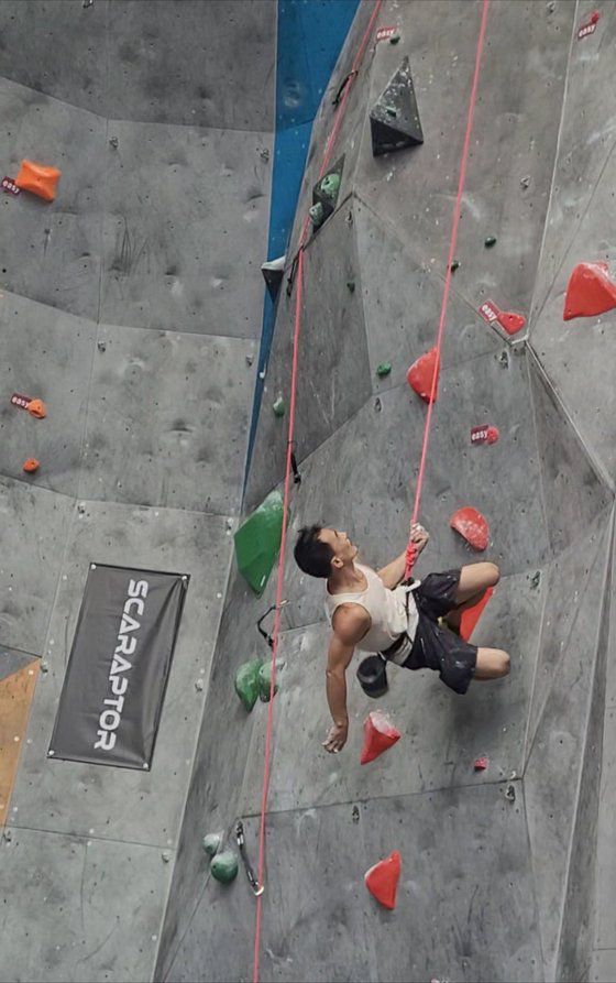 지난 9월 7일 전북 남원시 춘향골체육공원에서 열린 남원시장배 전국동호인 스포츠클라이밍대회 휴식 시간에 선수들이 한식 뷔페를 맛보고 있다. 김홍준 기자