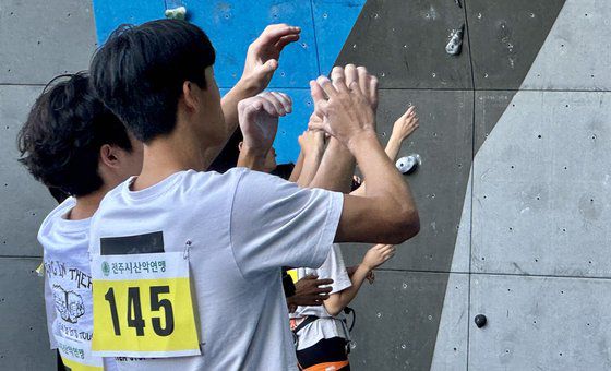 지난 5월 28일 전북 전주시 완산생활체육공원에서 열린 전주한옥마을배 스포츠클라이밍 동호인 대회에 출전한 고희찬(13)군이 망원경을 들고 루트 파인딩을 하고 있다. [사진 김주운]