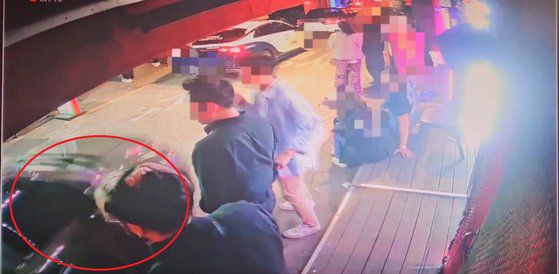 6일 오전 1시쯤 문다혜씨 음주운전 사고가 발생한 서울 용산구 이태원역 1번 출구 앞에서 경찰이 교통 정리를 하고 있다. 김서원 기자