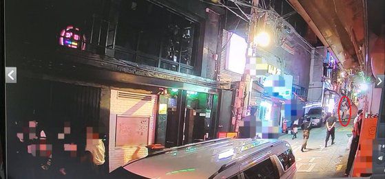 지난 5일 오전 2시 30분쯤 서울 용산구 이태원의 한 골목길 술집 앞에 서 있던 행인 3명이 문다혜씨가 몰던 차량과 아슬아슬하게 부딪힐 뻔한 모습이 폐쇄회로(CC)TV에 포착됐다. 독자 제공