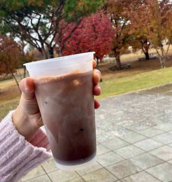 직장인 권모(31)씨가 들고 다니는 텀블러 사진. 권씨는 ″텀블러를 거의 매일 들고다녔는데, 최근 일반 매장에서 일회용기를 허용하면서 텀블러를 깜빡 잊는 경우가 늘었다″고 말했다. [독자제공]