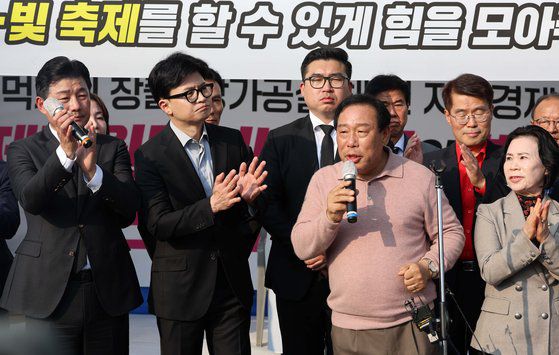 한동훈 국민의힘 대표가 8일 오후 세종시청 앞에서 단식 농성을 벌이고 있는 최민호 세종시장의 지지를 호소하고 있다. 연합뉴스