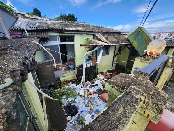 부산 영도구 청학2동의 한 빈집 내부 모습. 각종 쓰레기로 발 디딜틈이 없다. 이렇게 방치된 빈집 사이에 사람이 사는 집이 섞여 있다. 위성욱 기자