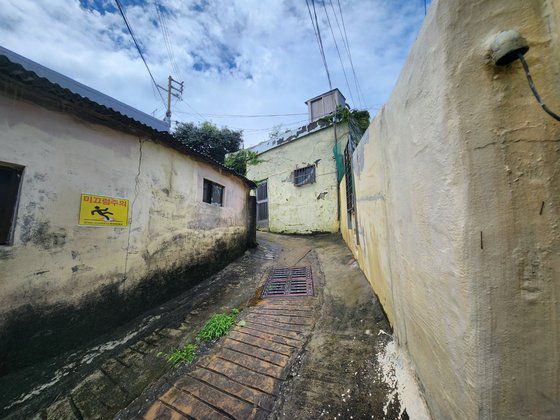 부산 영도구 청학2동 골목길 모습. 노인들이 대부분인 이동네에 이런 가파른 길이 많아 낙상사고 주의 안내판이 붙어 있다. 위성욱 기자