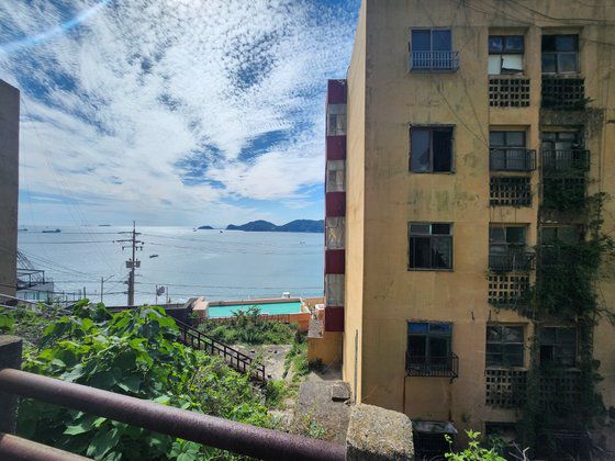 부산 영도구영선2동 흰여울마을 일대 빈집 모습. 위성욱 기자