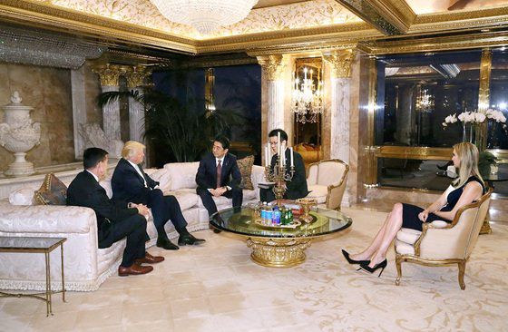 2016년 11월 17일 당시 도널드 트럼프 미국 대통령 당선인(왼쪽 둘째)과 아베 신조 일본 총리(왼쪽 셋째)가 뉴욕 트럼프타워에서 만났다. 맨 오른쪽은 트럼프의 장녀 이방카, 맨 왼쪽은 첫 백악관 국가안보보좌관에 내정된 마이클 플린. 로이터=연합뉴스