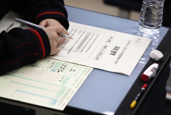 2025학년도 대학수학능력시험을 30일 앞두고 10월 전국연합학력평가가 일제히 실시된 15일 오전 서울 관악구 당곡고등학교에서 고3 수험생들이 1교시 시작을 기다리고 있다.  10월 전국연합학력평가는 수능시험 전 마지막 모의고사로, 고등학교 전 학년을 대상으로 전 영역, 전 범위에서 출제된다. 뉴스1