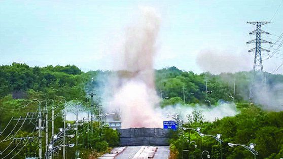 북한이 지난 15일 동해선·경의선 남북 연결도로 군사분계선(MDL) 북쪽 일부 구간을 폭파했다. 우리 군은 군사분계선(MDL) 이남 지역에 대응사격을 실시했다. 뉴스1