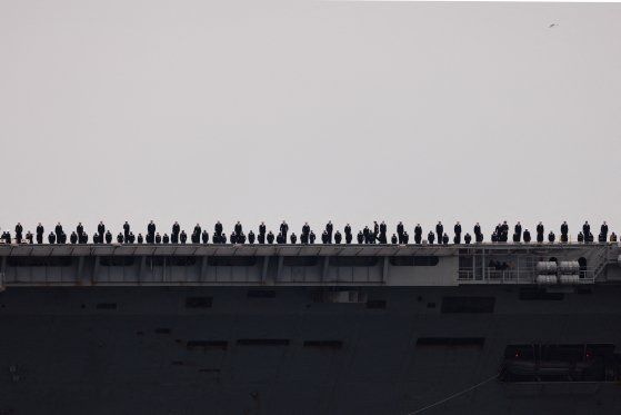 15일(현지시간) 중동에 배치됐던 USS 시어도어 루즈벨트(CVN-71) 항공모함이 미국 캘리포니아주 샌디에고 모항으로 돌아오자 선원들이 레일을 조종하고 있다. 로이터=연합뉴스