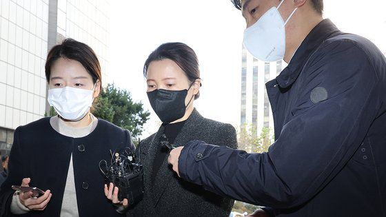 이태원 참사 유가족이 17일 오전 서울서부지법 앞에서 김광호 전 서울경찰청장의 처벌을 촉구하는 발언을 하고 있다. 연합뉴스