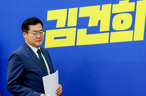 박찬대 민주당 원내대표가 17일 서울 여의도 국회에서 열린 국정감사대책회의에 입장하고 있다. 뉴스1