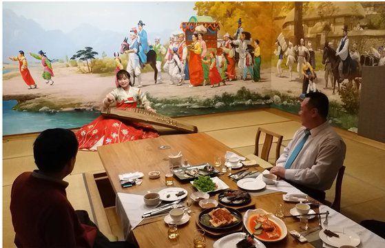 2018년 주중 한국 대사관 임기를 마친 정규필 대령(왼쪽)을 중국 북한 식당에서 환송해 주는 북한 대사관 직원(오른쪽). 사진 정규필 제공