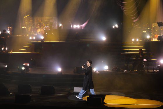 '이적의 노래들' 무대에 오른 이적은 "이렇게 큰 규모의 공연은 2019년 이후 오랜만"이라고 반가워했다. 사진 뮤직팜