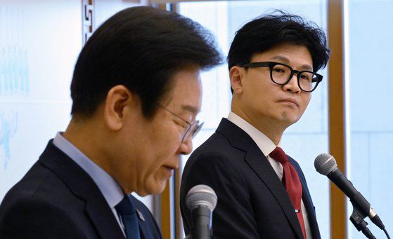 (서울=뉴스1) 이광호 기자 = 한동훈 국민의힘 대표가 1일 서울 여의도 국회에서 열린 여야 대표 회담에 앞서 이재명 더불어민주당 대표의 모두발언을 듣고 있다.(공동취재)2024.9.1/뉴스1