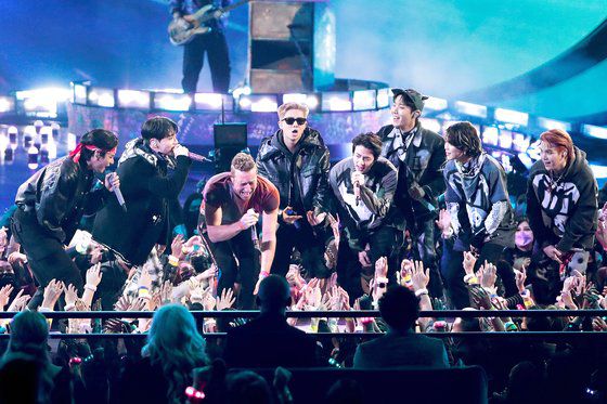 지난 2021년 11월 콜드플레이와 BTS가 미국 로스앤젤레스 마이크로소프트 시어터에서 열린 아메리칸 뮤직 어워드에 나와 공연하고 있다. 로이터